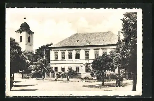 AK Sany, vor dem städtischen Denkmal, die Kirche im Hintergrund