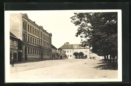 AK Kostelec n. Clesy, Marktplatz mit Blick zum Hotel im Sonnenschein