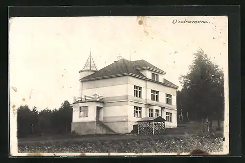 AK Ozdravovna, Feldpartie mit Blick zum Gasthaus im Sonnenschein