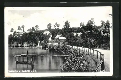 AK Vyzlovka, Strassenpartie mit Blick auf Häuser & See