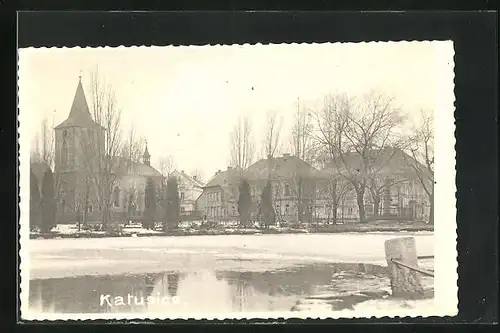 AK Karusice, Ortspartie mit Blick auf Kirche