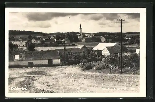AK Dublovice, Blick über den Ort zur Kirche