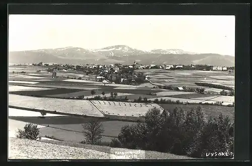 AK Vysoke nad Jiz, Ortsansicht mit Bergen im Hintergrund