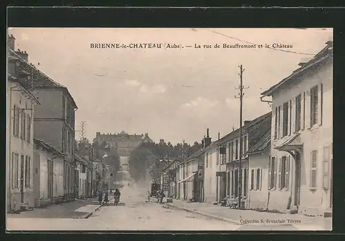 AK Brienne-le-Chateau, la rue de Beauffremont et le Chateau