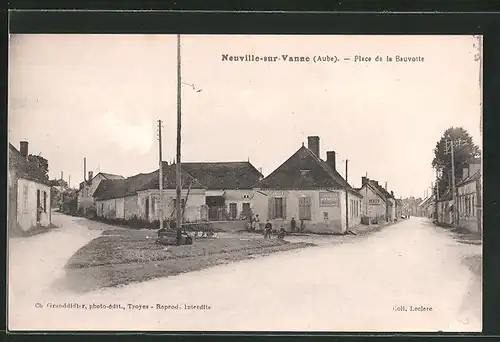 AK Neuville-sur-Vanne, Place de la Bauvotte
