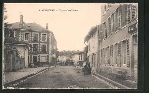 AK Vienne-le-Chateau, Strasse neben Cafe