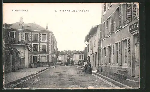 AK Vienne-le-Chateau, Strasse am Cafe