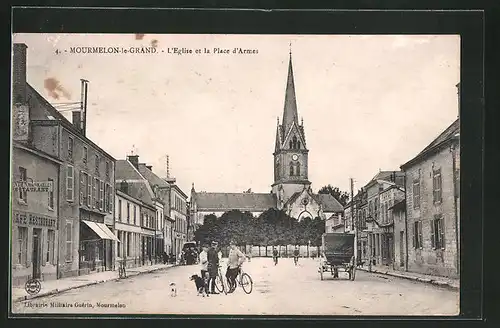 AK Mourmelon-le-Grand, L`Église et la Place d`Armes