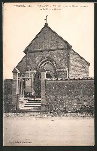 AK Vaudemanges, L`Église et la Plaque Souvenir de la Grande Guerre