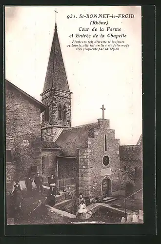 AK St-Bonnet-le-Froid, Cour de la Ferme et Entrée de la Chapelle