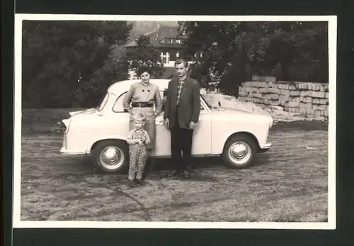 Fotografie Auto Trabant 600, stolze Familie neben PKW