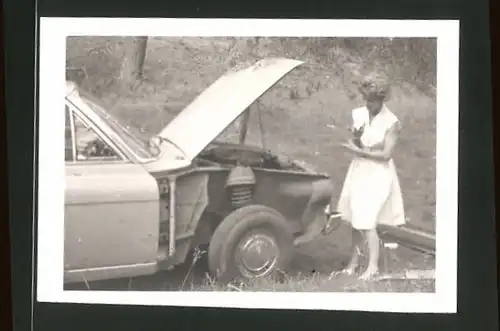 Fotografie Auto Ford P5, Hausfrau hat sich den Kotflügel abgefahren