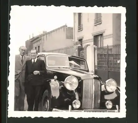 Fotografie Auto Bentley, elegante Gentlemen neben Luxus-Limousine
