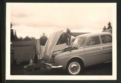 Fotografie Auto Renault Dauphine auf einem Campingplatz