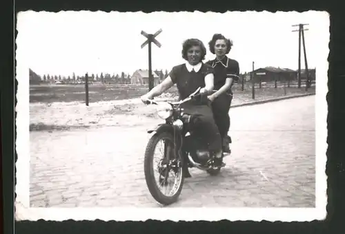 Fotografie Motorrad, junge Frauen fahren mit Krad