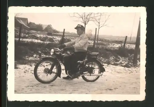 Fotografie Motorrad, Bursche auf Krad im Schnee