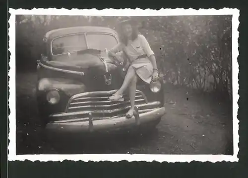 Fotografie Auto Chevrolet, hübsche junge Frau sitzt auf dem Kotflügel 1947