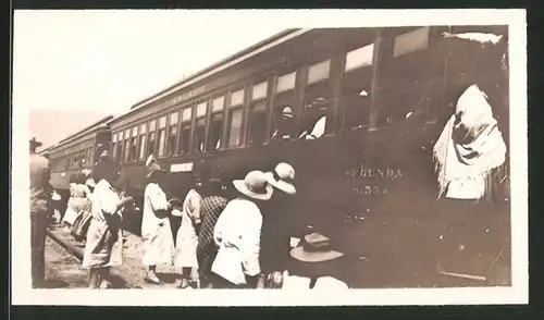 Fotografie Eisenbahn Bolivien, Fahrgäste steigen in Personenzug an einem Bahnhof