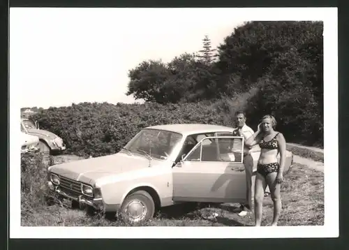 Fotografie Auto Ford Taunus, Blondine im Bikini nebst PKW 1969