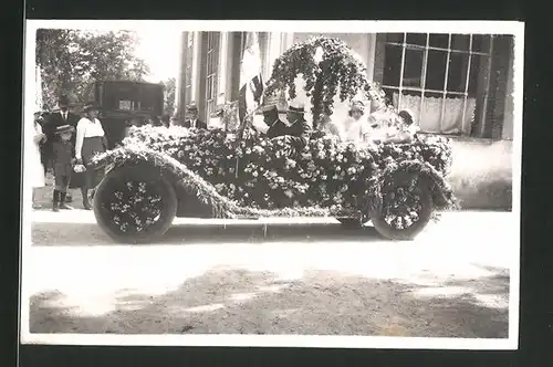 Fotografie Auto, Umzugswagen mit Blumen verziert voller hübscher Frauen