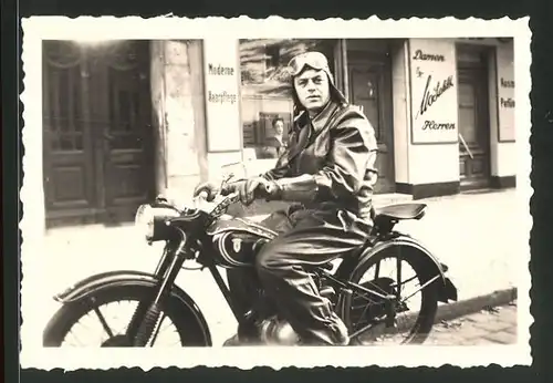 Fotografie Motorrad DKW, Fahrer mit Haube & Schutzbrille auf Krad