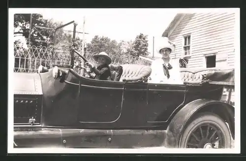 Fotografie Auto Cabrio, Knabe und Mutter sitzen im Luxus-Reisewagen