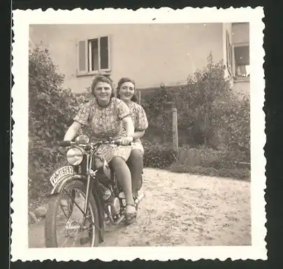 Fotografie Motorrad Wanderer, Mädchen auf Krad, Kennzeichen VH-118762