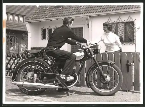Fotografie Motorrad DKW, Kradfahrer flirtet mit Hausfrau am Gartenzaun