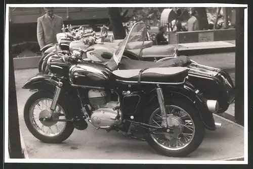 Fotografie Motorrad MZ-ES 300 mit Seitenwagen, Krad auf einem Messestand 1964