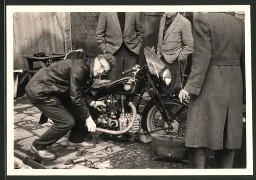 Fotografie Motorrad NSU, junge Männer arbeiten am Krad