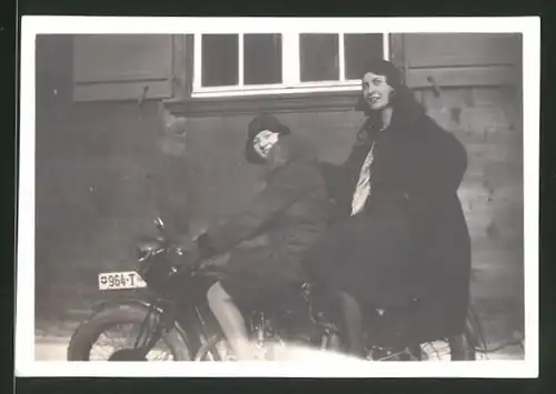 Fotografie Motorrad, hübsche junge Frauen auf Krad sitzend 1929
