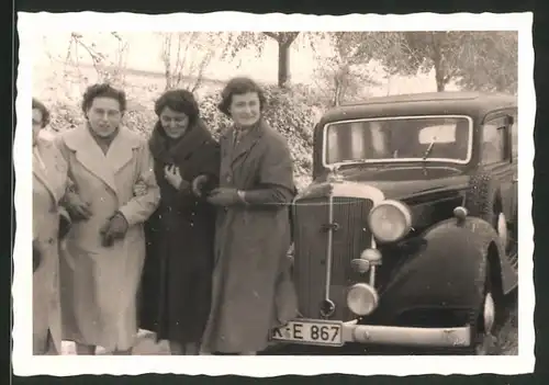 Fotografie Auto Horch, Frauen vor schwarzer Limousine