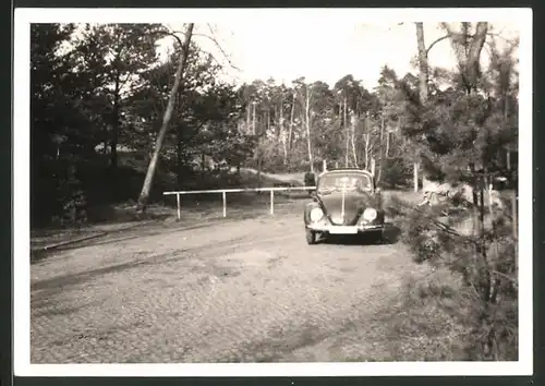 Fotografie Fotograf unbekannt, Ansicht Berlin, Zonengrenze vom französischen Sektor aufgenommen 1961, VW Käfer