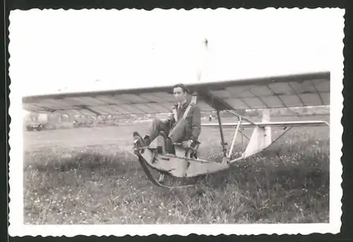 Fotografie Segelflug, junger Pilot im Segelflugzeug