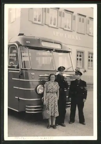 Fotografie Fotograf unbekannt, Ansicht Pfalzgrafenweiler, Bus Büssing, Busfahrer in Uniform mit Ärmelband