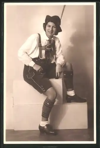 Fotografie hübsche junge Frau in bayerischer Tracht 1932