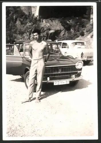 Fotografie Auto Lada, Bursche mit freiem Oberkörper vor PKW