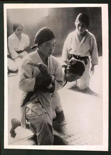Fotografie Japanische Kampfsportlerinnen im Kodokan, der Hochburg des Judo, Jiu-Jitsu