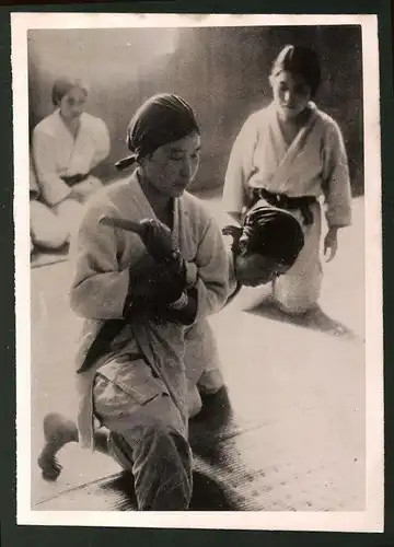 Fotografie Japanische Kampfsportlerinnen im Kodokan, der Hochburg des Judo, Jiu-Jitsu
