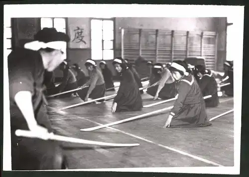 Fotografie Leibesertüchtigung japanischer Schülerinnen mit dem Stab