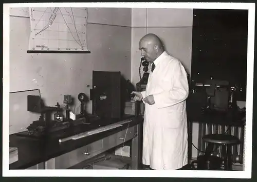 Fotografie Ansicht Berlin-Dahlem, Reichsanstalt für Wasser- und Luftgüte - Prof. Dr. Tigs, Direktor der Biolog. Abt.