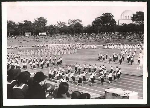 Fotografie Ansicht Tokio, 19. Meiji-Spiele im Meiji-Shrine-Stadion 1940 - Vorführungen von Schülerinnen