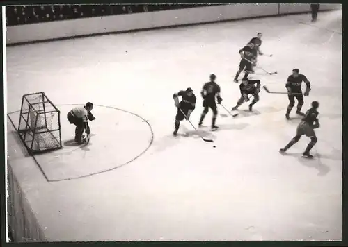 Fotografie Ansicht Berlin, Eishockey im Sportpalast - Berliner Auswahl gegen kanadische Mannschaft