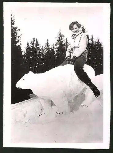 Fotografie Ansicht Zagreb, Junge Frau reitet auf Eisbär aus Schnee