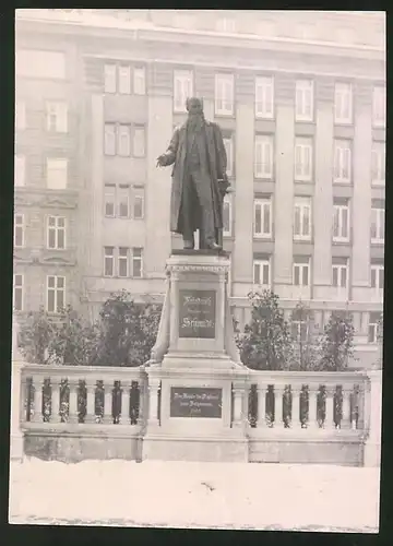 Fotografie Ansicht Wien, Denkmal für Baumeister Friedrich Freiherr von Schmidt