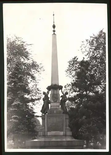 Fotografie Ansicht Wien, Erinnerungsobelisk an der Kreuzung Mariahilferstr. mit dem Gürtel