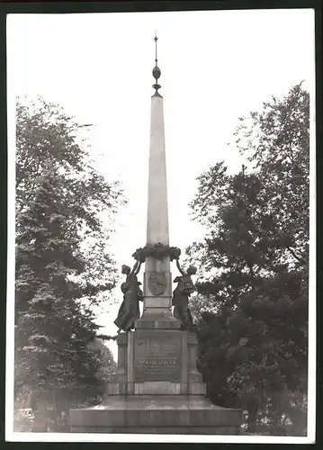 Fotografie Ansicht Wien, Erinnerungsobelisk an der Kreuzung Mariahilferstr. mit dem Gürtel