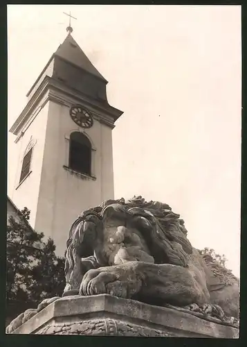 Fotografie Ansicht Wien-Aspern, Nationaldenkmal vor der Kirche