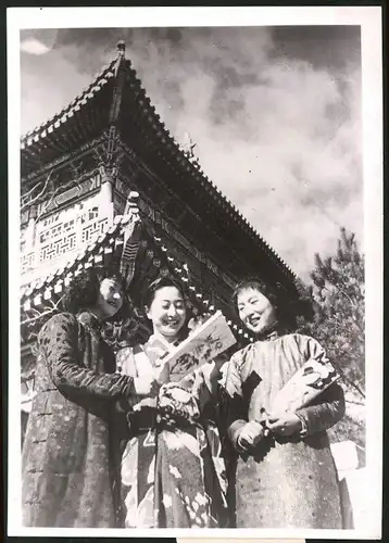 Fotografie Asiatische Frauen in Tracht vor fernöstlichem Bauwerk