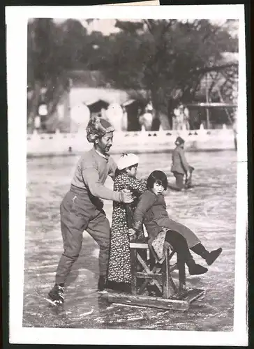 Fotografie Japaner mit Schlittschuhen und Kindern auf dem Eis